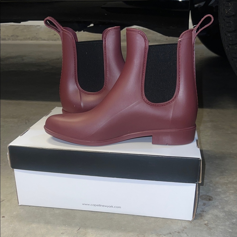 Capelli of New York Women's Maroon Chelsea Boots
